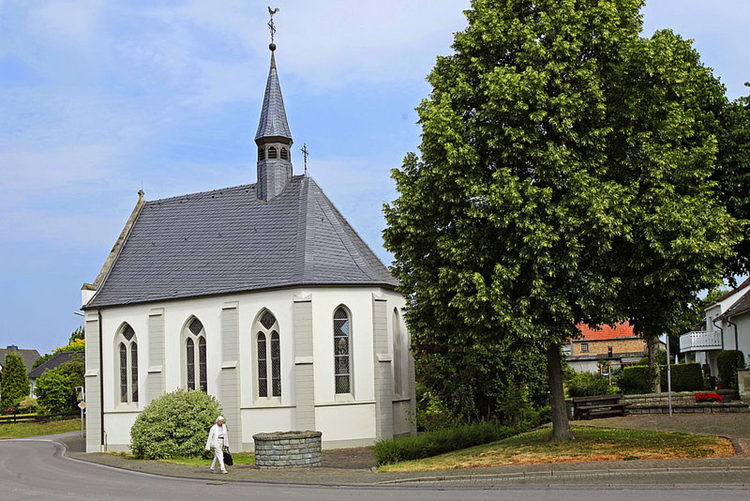 Weiße Dorfkapelle für die Hochzeitszeremonie bei Sprikeltrix